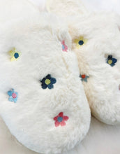 Load image into Gallery viewer, Daily Daisy Slippers